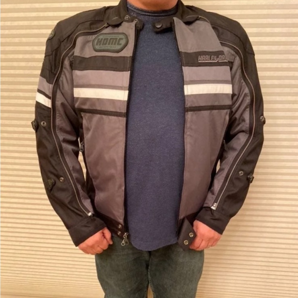 Harley Davidson defender black switchback jacket. New with tags. Size Large.